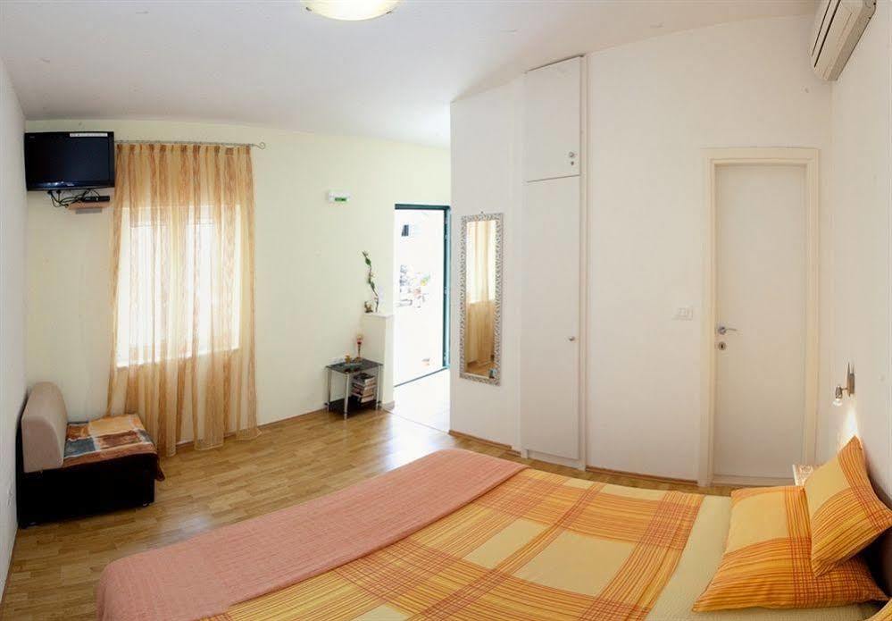 Central Old Town Rooms Split Exterior photo